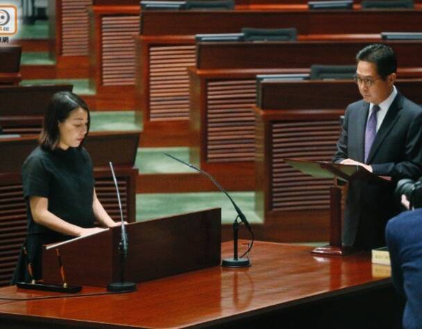 香港辱国议员自备扩音器宣誓 被带走后又硬闯