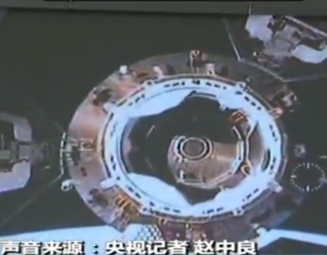 景海鹏,陈冬撤离天宫画面