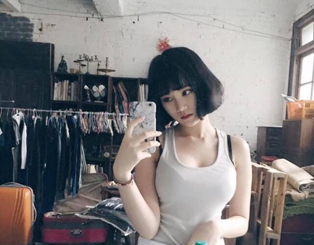 李优有着宛如真人洋娃娃般精致五官,一双超会放电的妩媚大眼,被