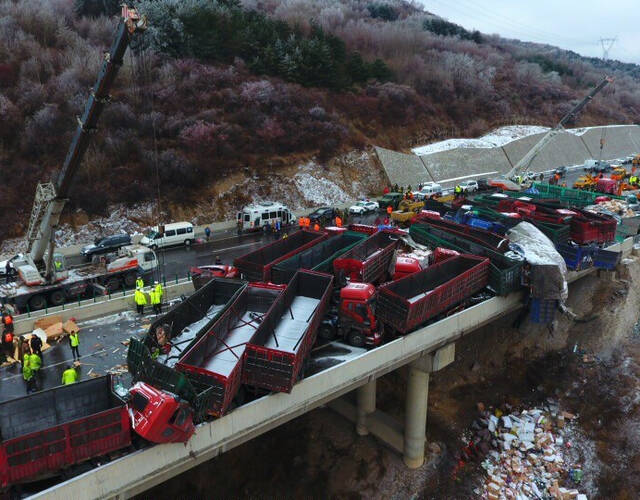 因受雾天及道路湿滑影响,发生一起多车相撞道路交通事故