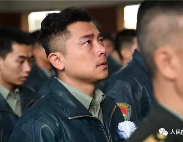 失事直升机2名牺牲飞行员追悼会举行