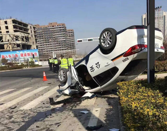 带领辅警沿城东新区东进大道执勤,途中遭遇交通事故,丁玮经抢救640