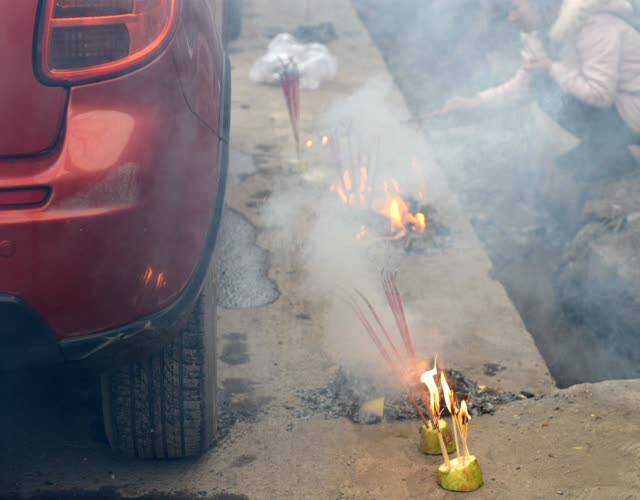 四川:村民点火"祭车 祈求出行平安