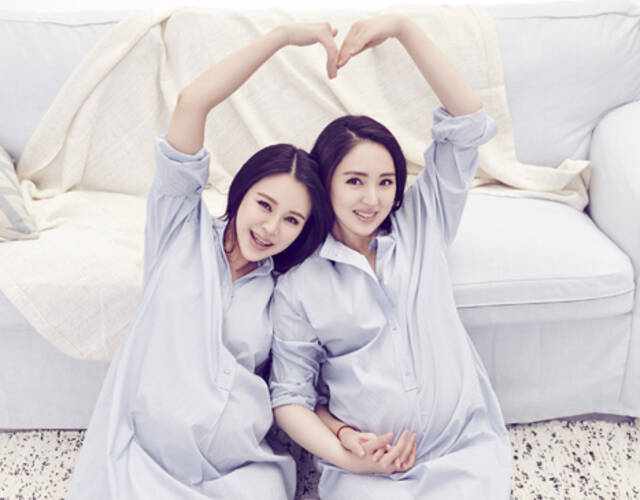 与闺蜜一起的大肚写真