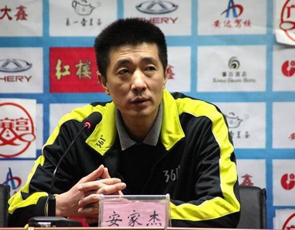 安家杰是在2014年被郎平选为女排助理教练的,很受郎平器重,在中国女排