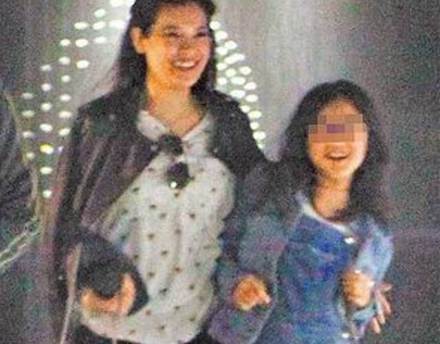 贾静雯前夫携女外出就餐 梧桐妹与继母有说有笑