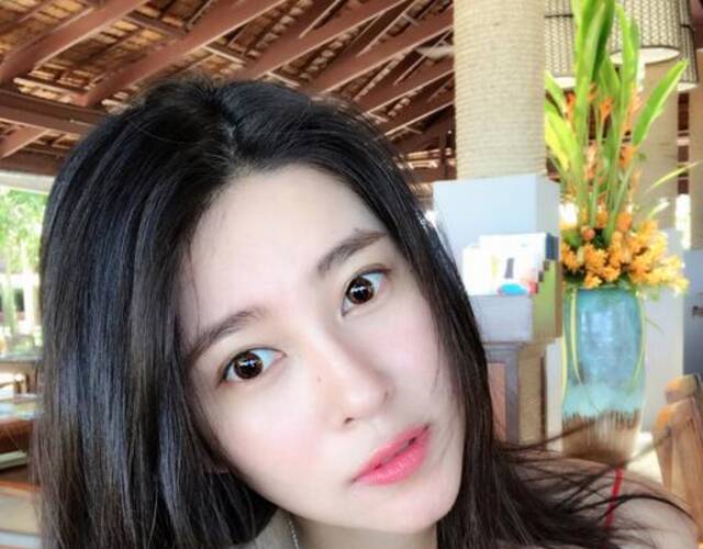 刘晓宇女友晒度假照 豪乳抢镜