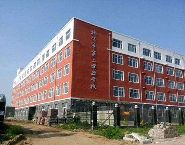 在扶余市第二实验学校贴吧上有学生反映,14日晚,该校学生发现教学楼一