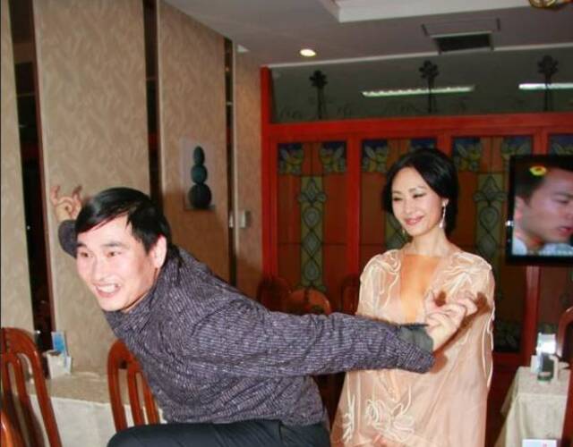 大衣哥朱之文最近的报道 c13519b6ccc2c03_size62_w600_h842.jpeg