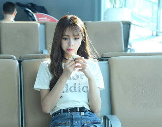 7月12日，沈梦辰现身杭州机场，造型时尚的她不停玩语聊，落座时还跷起二郎腿悠然自得。