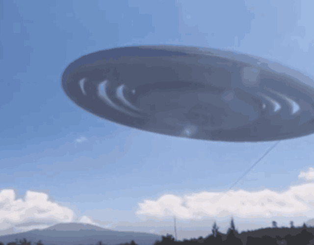 通过视频我们可以看到这艘巨型的ufo,它的体型远远超过人类之前看到的