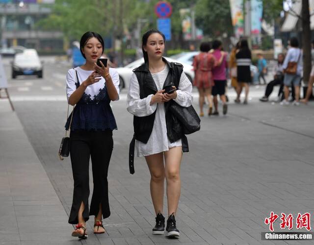 美女如云"的盛况,假如你来成都恰好有空,不妨去春熙路和太古里"养养眼