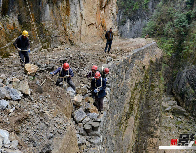 图为今年3月拍摄的巫山县竹贤乡下庄村村民施工现场.