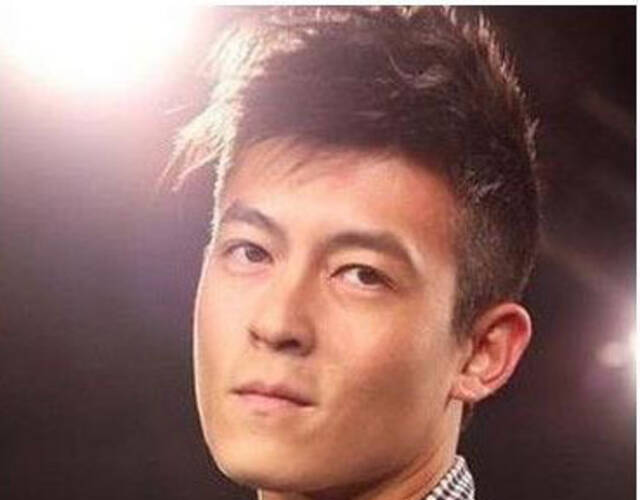 2008年陈冠希一手炮制的艳照门轰动娱乐圈，数十余位女星卷入其间，痛不欲生。而据了解陈冠希早年未进入演艺圈也曾是性侵的受害者，据悉，因为自小父母离异，无人管教，他和一位年长自己的黑人女子谈恋爱，当时由于年纪小，因此被该黑人骗奸而失去处男之身。