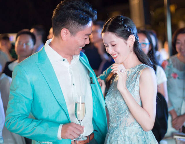 9月30日,有消息称刘强东与奶茶妹章泽天将于10月1日举行婚礼.