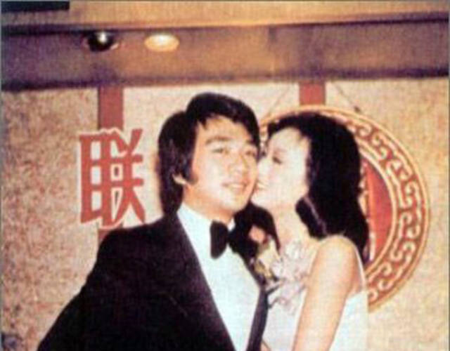 赵雅芝黄汉伟结婚照.