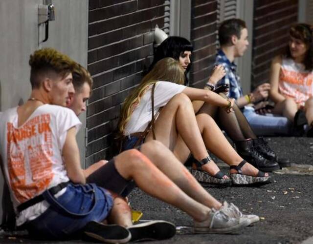 英国学生醉酒狂欢的丑态