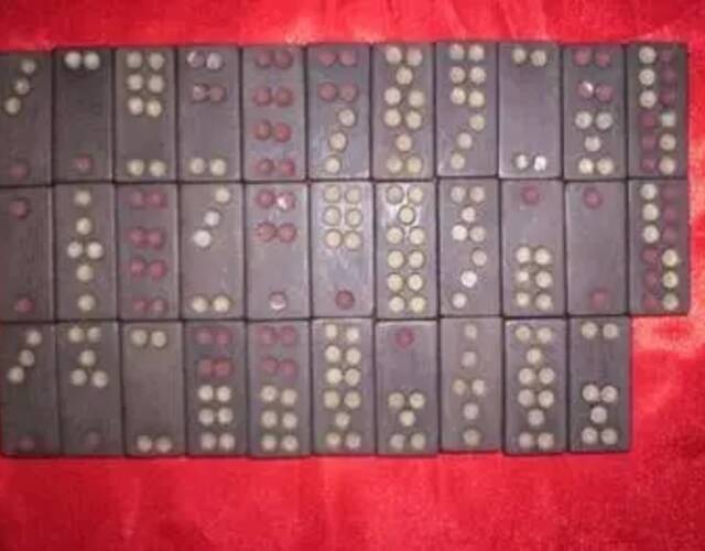 牌九,是古代的一种游戏用具,也是赌具,其中九点的组合很重要,点数大.