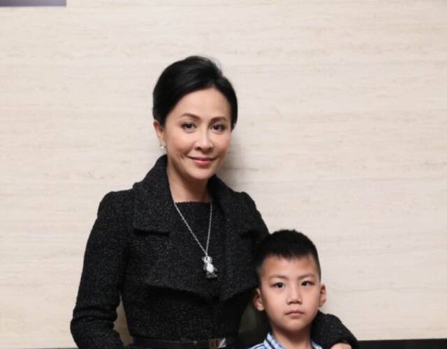 刘嘉玲开派对与康康亲嘴 两人偎依同坐