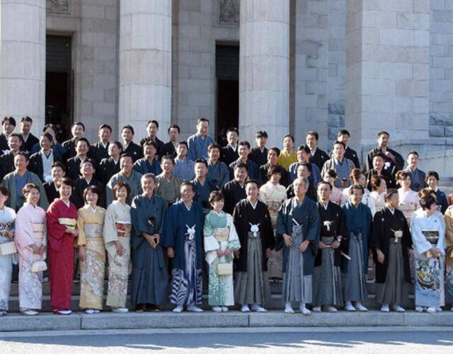 日本美女议员穿和服参加国会