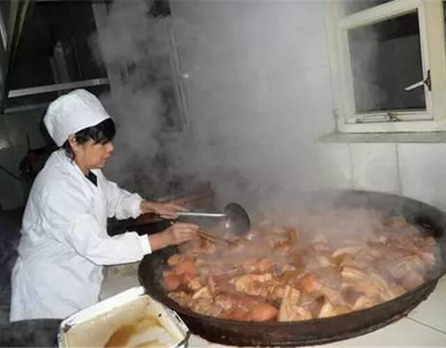 柴沟堡熏肉:河北省怀安县柴沟堡镇传统的汉族名吃,距今已有200多年的