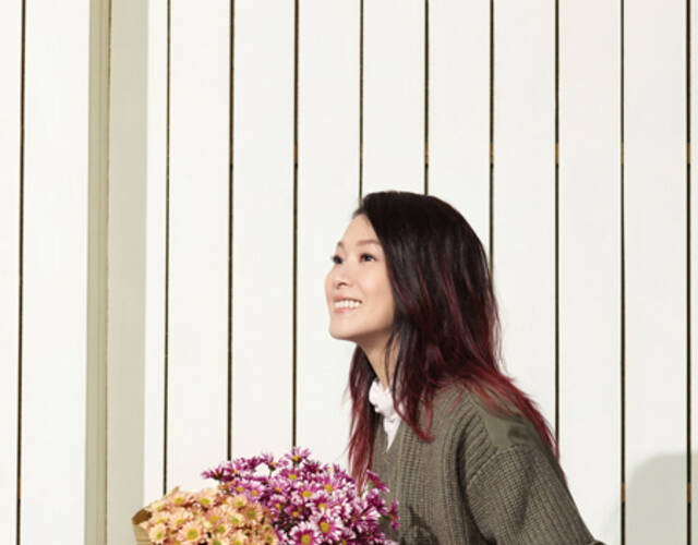 刘若英春季写真曝光 面若桃花知性温婉