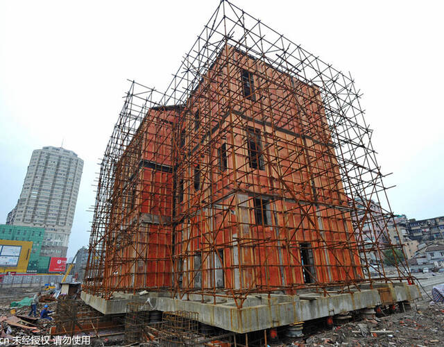 武汉百年建筑将滑行90余米