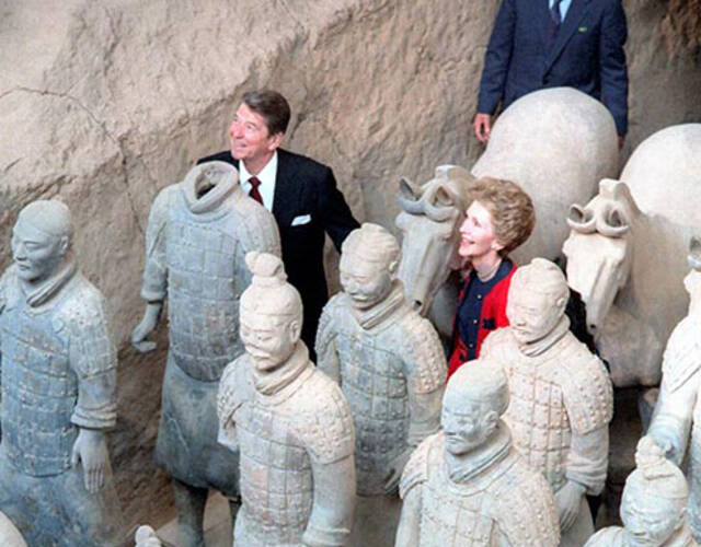 1984年4月29日,南希与里根参观秦始皇兵马俑.