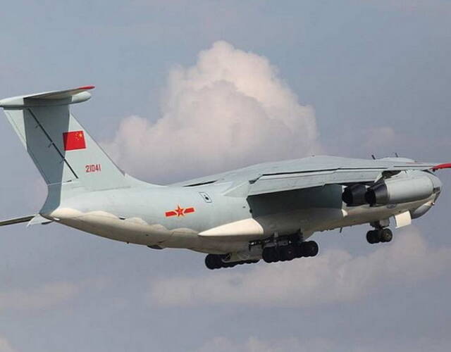 新"奶妈"现身:中国空军涂装伊尔78加油机曝光
