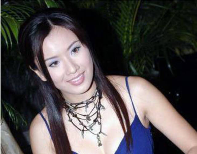 亚洲小姐出身的香港性感女星张文慈成名后接受访谈时自曝第一次失身的惨痛经历，她说当时只有17岁。