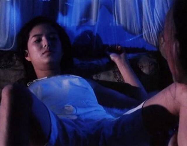 李若彤：“那天早晨9：00多，我第一次醒来，觉得全身酸痛，头晕晕的，像吃了感冒药。我想叫醒身边的助理，但实在没有力气，于是继续睡去。大约中午12：00的时候，我发现酒店的服务员出现在房内准备清理房间，觉得非常纳闷，因为我的房门是反锁的，并在门外放了‘ 请勿打扰’的牌子，我质问她为何能进来，她支支吾吾说不出来，于是我警告她以后不要这么做。但当时并没发现房间有什么异样。”