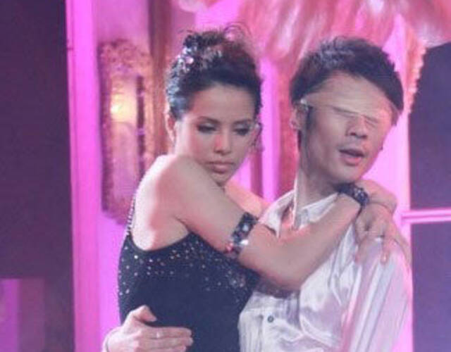 据悉，事件发生于周二凌晨，外景队租住的酒店房间连续有4间发现被匪徒放入迷药，第二天早上未遭迷晕的工作人员发现有人未起床，逐一拍门才发现大事不好。李若彤说：“我什么都不知道，有人拍门叫醒我，我去叫醒经理人，发现他的房间被人翻得很乱，另外两间房也是这样，我运气最好，因为是4间中的最后一间房，可能是小偷见时间不多，加上客厅没有值钱货，才没下手。而我的贵重物品都放在睡房，所以没损失，身体也没有不舒服。”