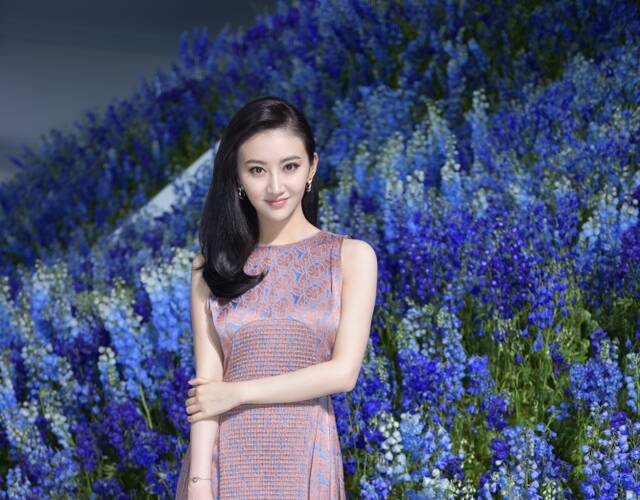 景甜首度亮相巴黎时装周 与蕾哈娜相约《长城》首映