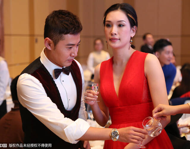 佟晨洁热情拥抱马雅舒老公.