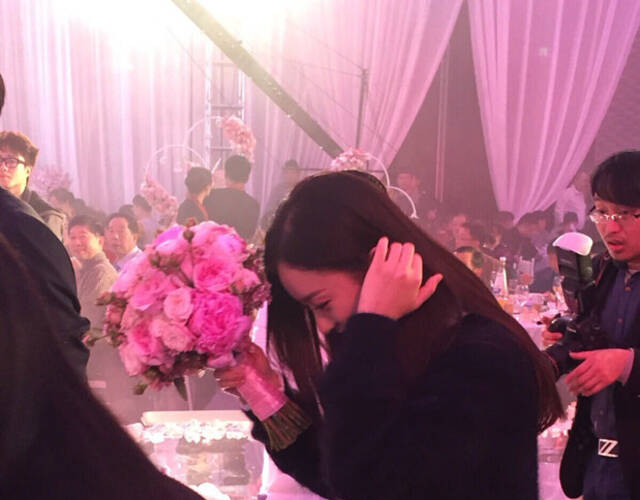 赵丽颖参加表妹婚礼获捧花 与新娘合影卖萌引热议