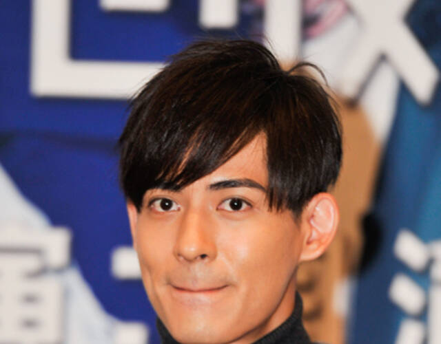 周渝民婚后首亮相 晒婚戒笑得合不拢嘴