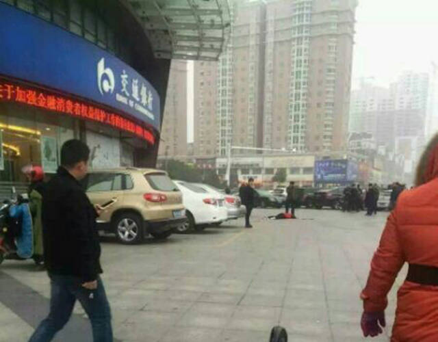1月4日报道,江苏省沭阳县,青少年广场附近的交通银行楼一女子跳楼