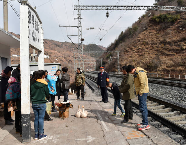 沙马拉达火车站没有候车室,售票厅,1月27日,旅客在站外等候唯一在该站