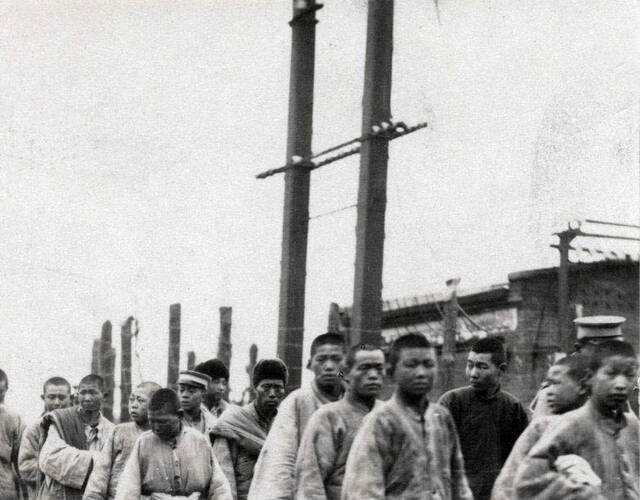 1927年,中国,战败一方军阀的被俘士兵交出他们的武器,并转移到由英国