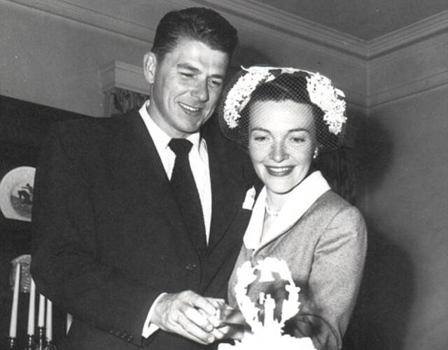 与里根一样曾为影星及加州州长的施瓦辛格称,南希是他心目中的英雄.