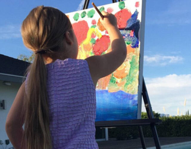 照片中小七变身画家即兴作画,可谓是像模像样