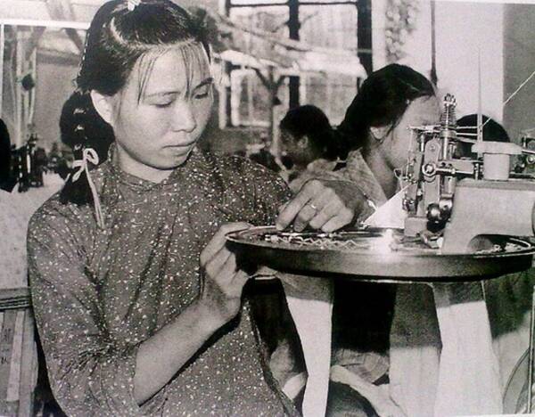 1983年,广东东莞刚刚"洗脚上田",进厂打工的村姑.