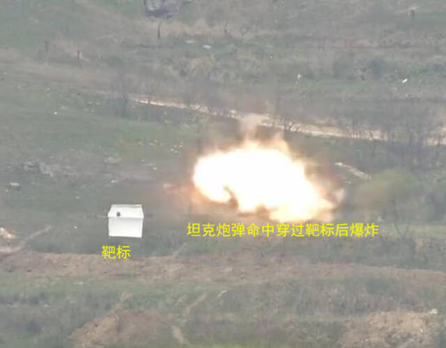 炮弹穿透靶标后,接触地面后爆炸.