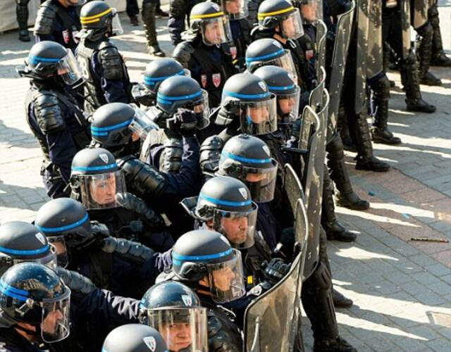 里尔的防暴警察.