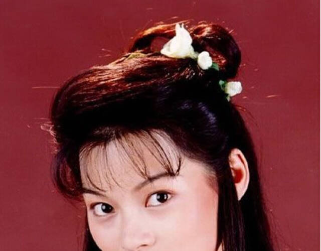 凭借97港版《天龙八部》为内地观众所熟知刘锦玲也曾有过一段被人下药迷奸的痛苦经历，据悉，1995年，刘锦玲正当红时被黑帮大哥下药迷奸，随后更遭勒索20万港元。