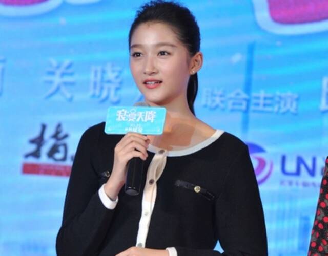 10月19日,夏雨,关晓彤,邱泽等在京出席新片《浪漫天降》首映发布会.