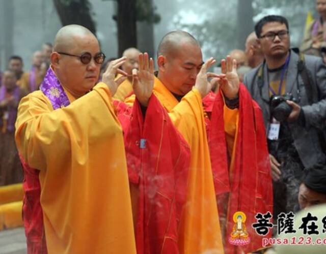 怀梵大和尚(右)拈香(图片来源:菩萨在线 摄影:妙雨)