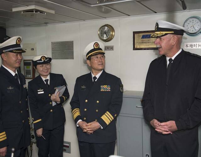 h·斯威夫特上将,在中国上海参观中国海军054a级导弹护卫舰徐州号(ffg
