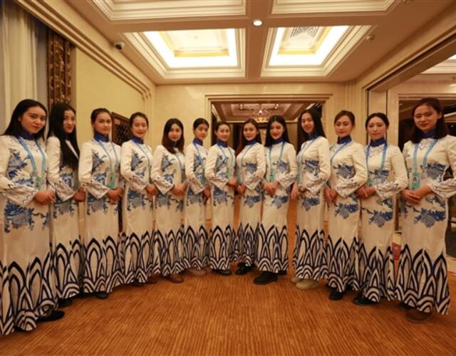 据了解,这款漂亮的青花瓷旗袍的设计者是下沙大学城的一名学生.