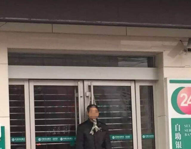 河南:男子在银行门口上吊自杀